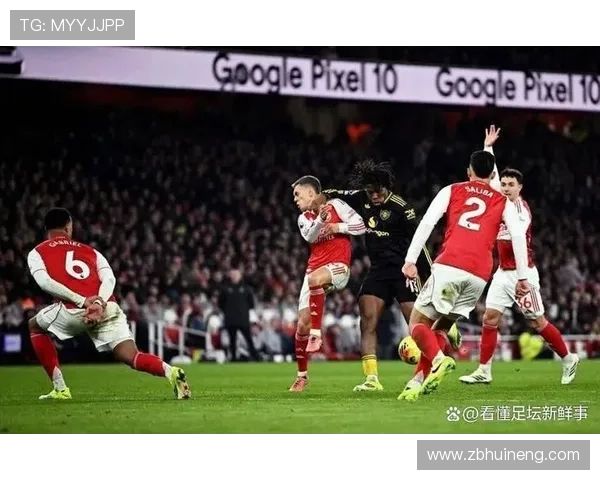 曼联防线失误频繁引发争议,稳定性面临考验对争冠形势产生影响 曼联防线失误频繁引发争议,稳定性面临考验对争冠形势产生影响